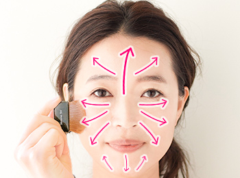 UVフラワーパクトは薄く重ねると美しく仕上がる